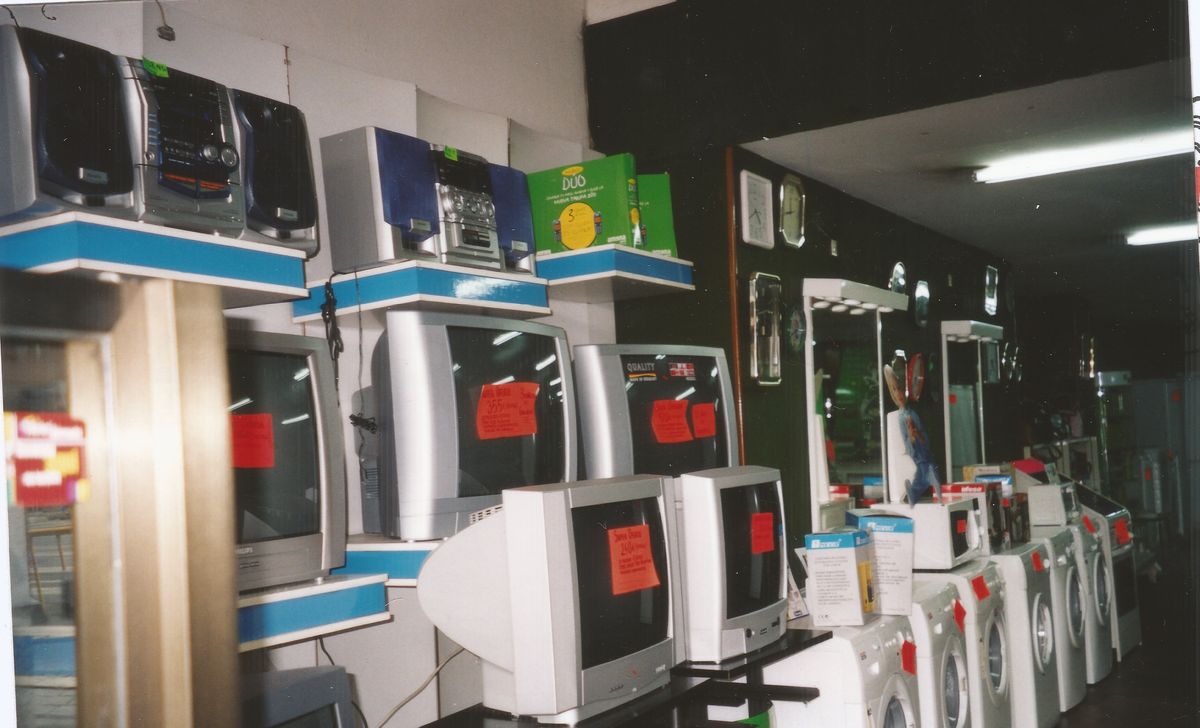 Sección de televisores y lavadoras en Electrodomésticos Paco Suárez, años 80
